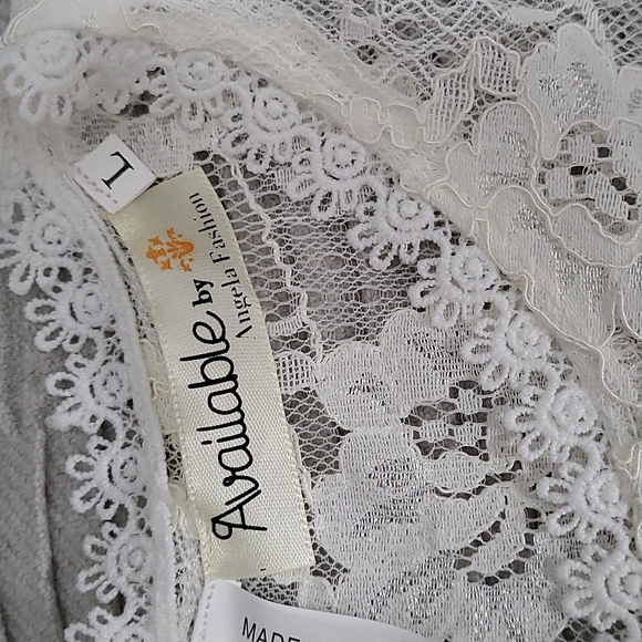 BN never worn, no tags, Women's cap sleeved blouse with beautiful lace detail - Picture 2 of 6